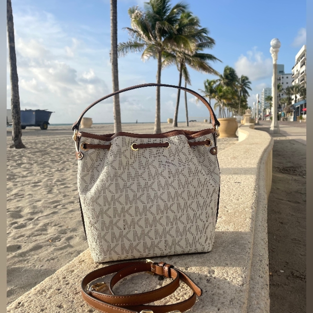 $358 New Michael Kors MAEVE LG BCKT MSGR Handbag MK Vanilla Purse Bag ( NWT ) - Picture 5 of 9